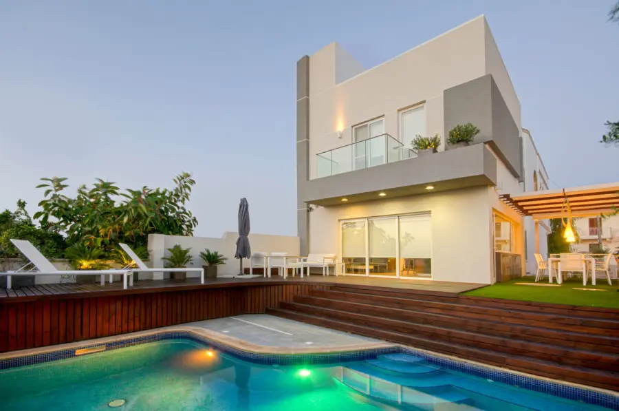 Pool and garden of the Back Home villa