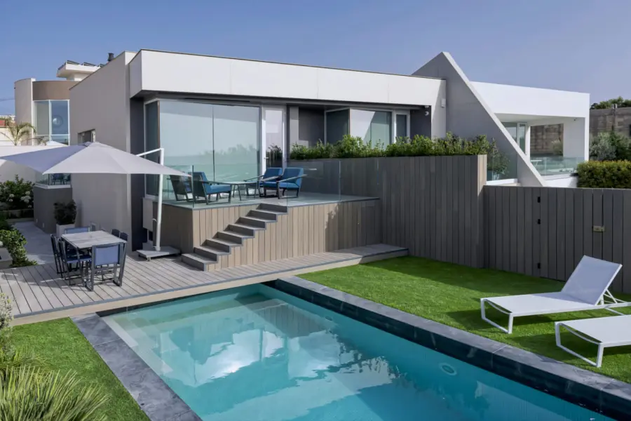 Pool and deck of the Minim villa