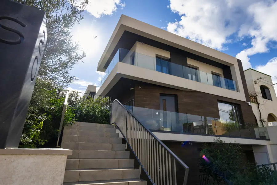 Facade of the Surprise semi detached villa in Ibraġġ